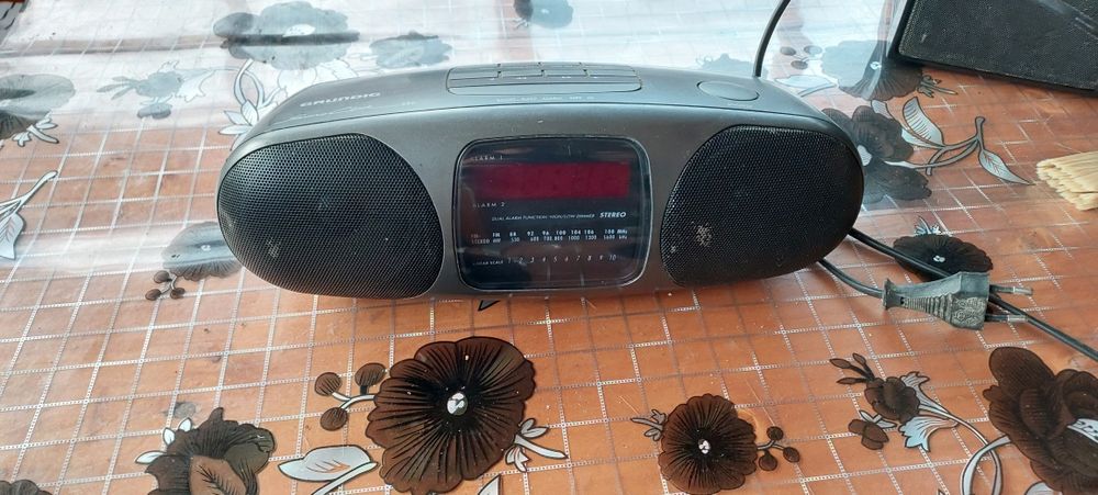Vând radio Grundig sonoclock 350