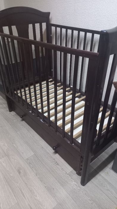 Продам манежку из красного чистого деврева, с матрасом