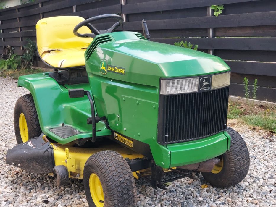 Tractoras tuns iarba John Deere LX176