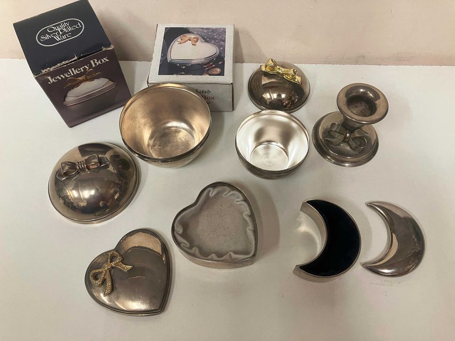 Метални посребрени кутии за бижута с панделка и свещник с панделка