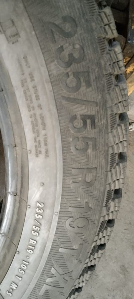 Продам зимнюю резину шипованную 235/55R19  4 штуки