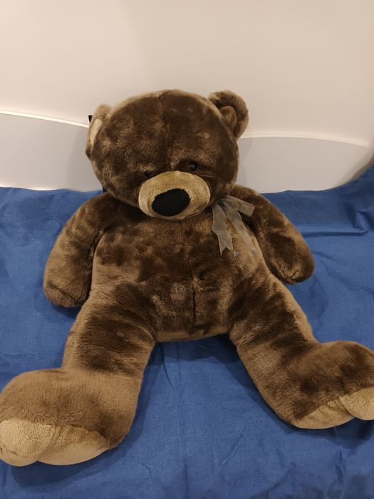 Голям мечок и плюшени играчки