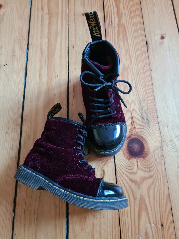 Dr. Martens

Док Мартенс кубинки Велур и лок