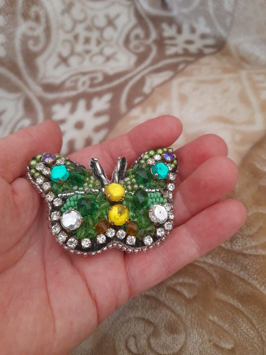 Broșa fluture verde cu cristale și perle