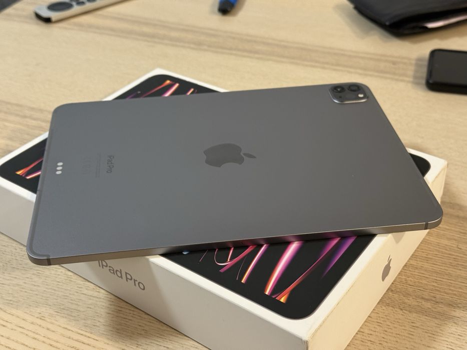 iPad Pro 11" M2 Cellular 5G, pachet complet + husa folio Apple