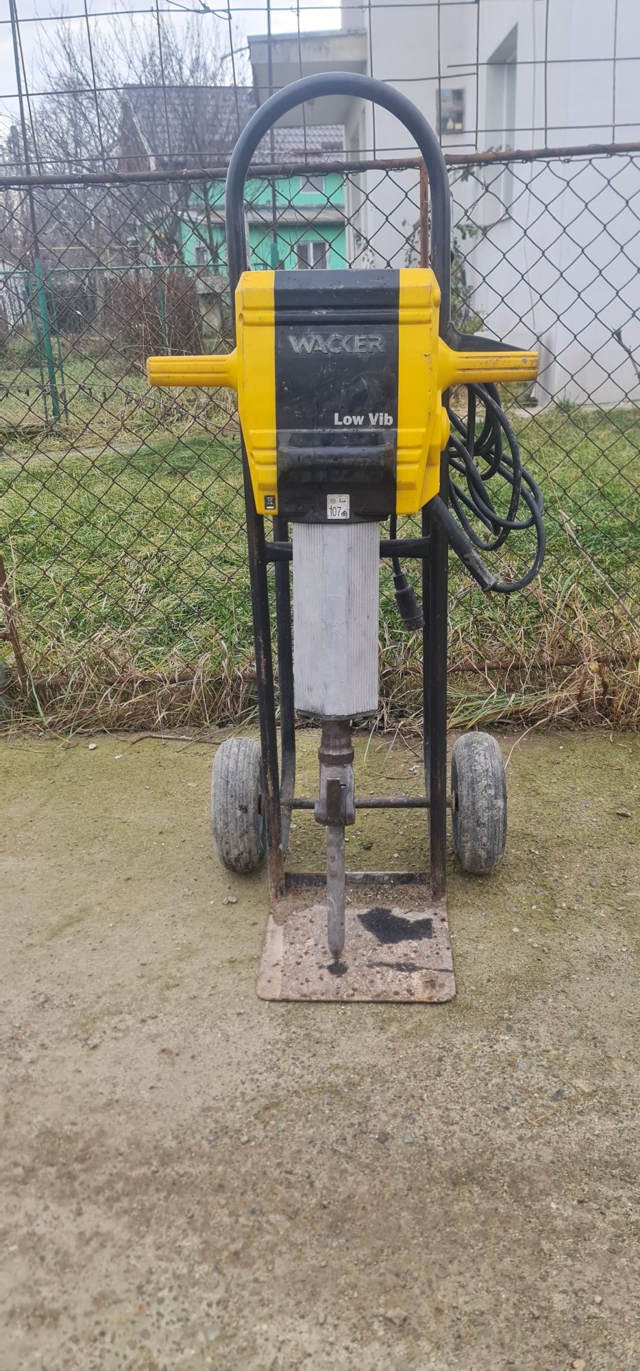 Ofer spre inchiriat scule construcții Mai compactor Placa compactoare/