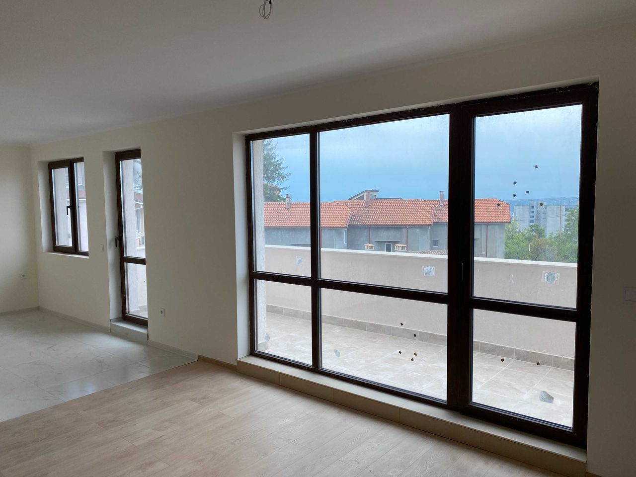Продава се Тристаен апартамент в Варна, Изгрев - 119 кв.м за 1849 €/кв.м - Снимка #2