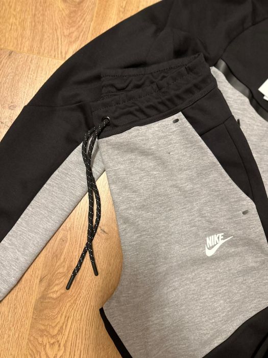 Nike tech gray and black (marimi M L Xl )