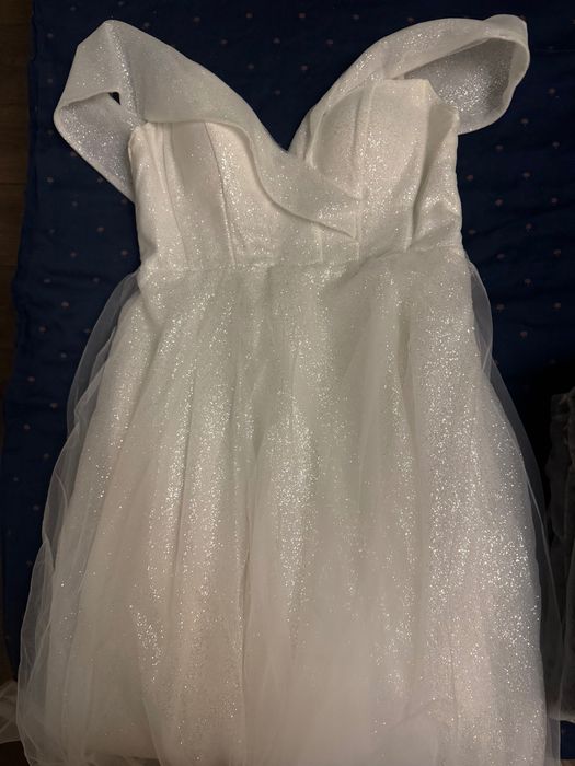 Сватбена рокля с брокат и тюл