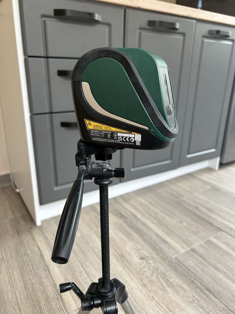 лазерен нивелир със стойка bosch universal level 2