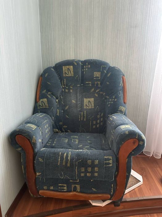 Бесплатно Отдам два кресла и стол