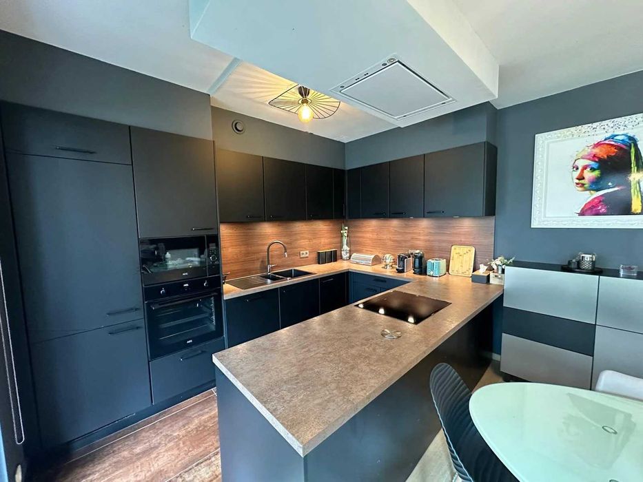 Дава се под наем Тристаен апартамент в София, Център - 80 кв.м за 561 € - Снимка #1