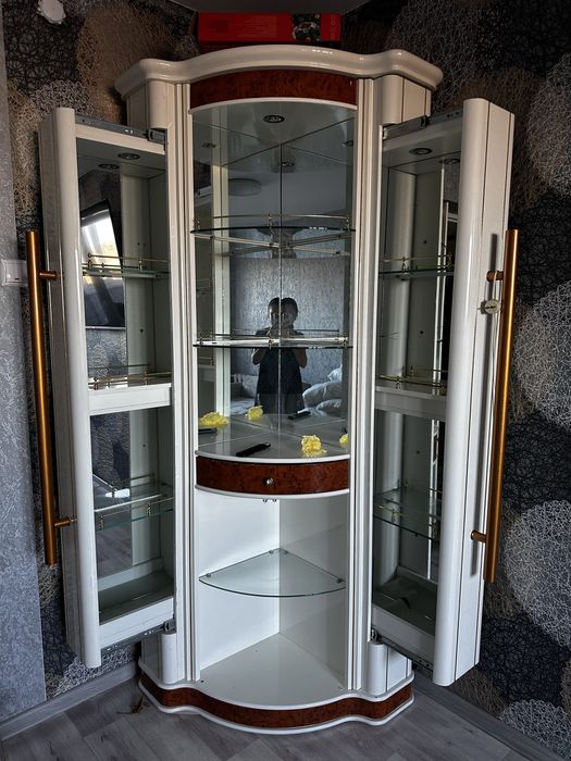 Продам сервант 30тыс тенге самовывоз