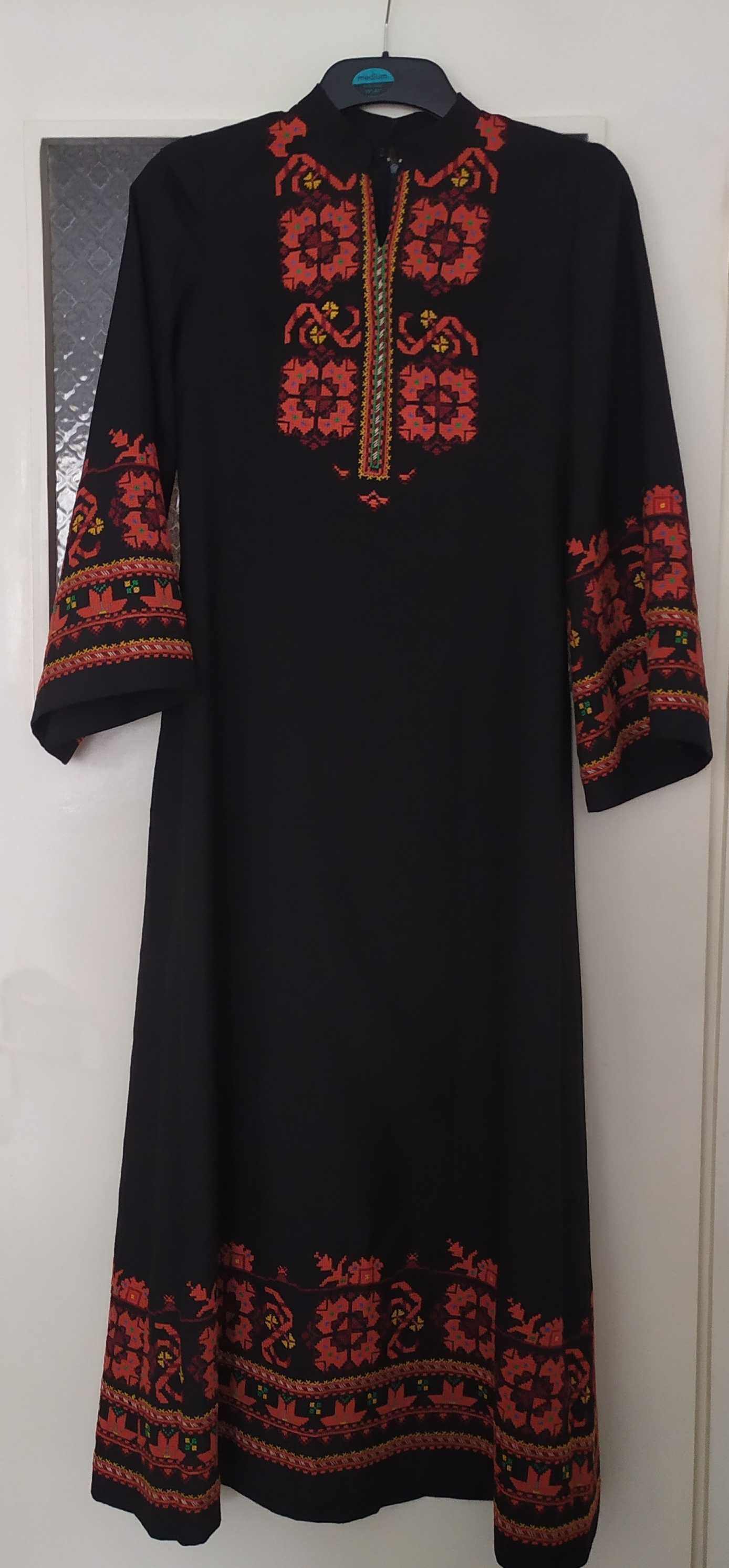 Черна рокля с българска бродерия + чантичка