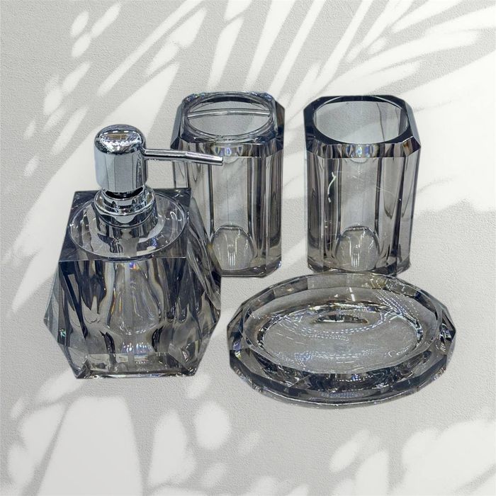 Набор аксессуаров для ванной из дымчатого акрила

• Роскошный набор из