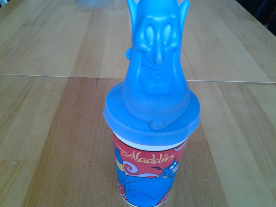 **Duhul din povestea cu Aladdin, pahar cu pai