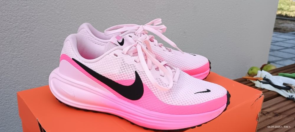 Маратонки NIKE W Revolution 8