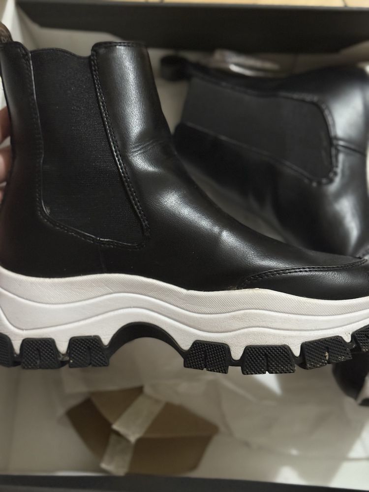 Кожени боти Guess