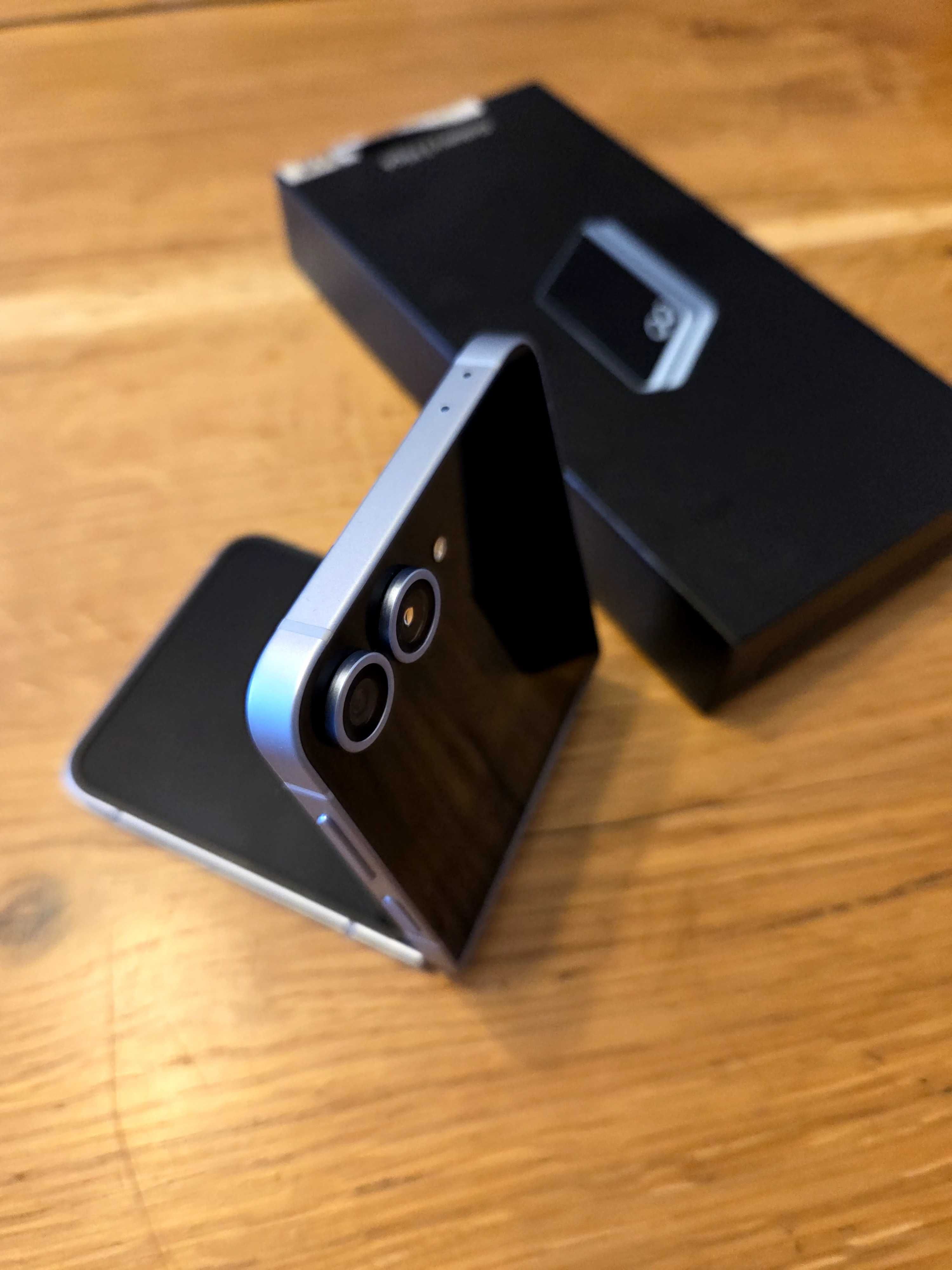 Vând Samsung Galaxy Flip 6, culoare Ice Blue, garantie 2 ani