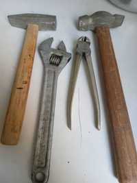 Инструменты( молоток,  разводной ключ,кусачки)