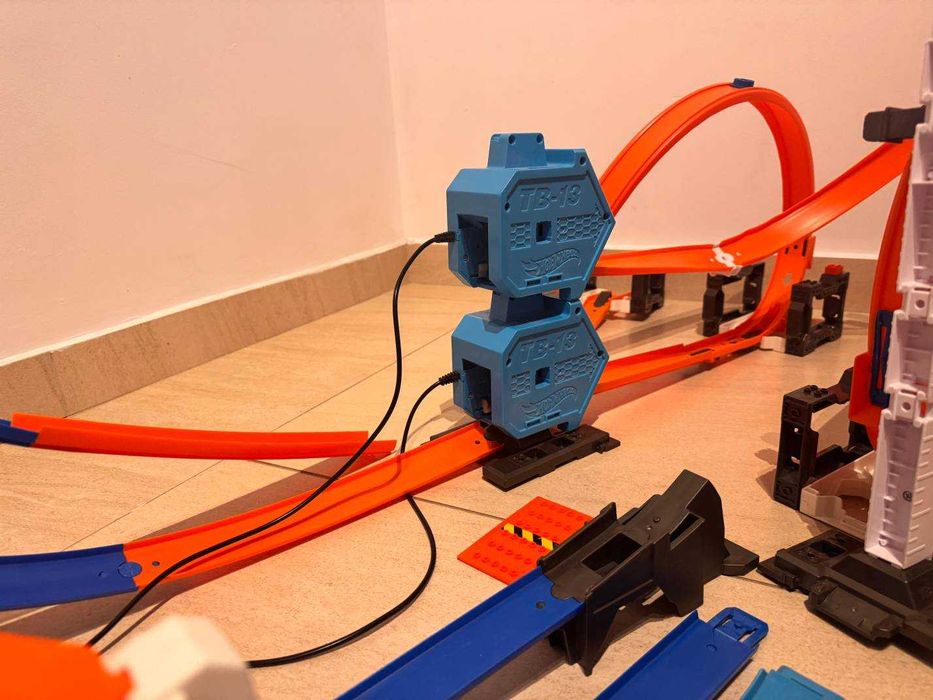 Писта Hot Wheels Track Builder kit with power boost.Най-добрата серия!
