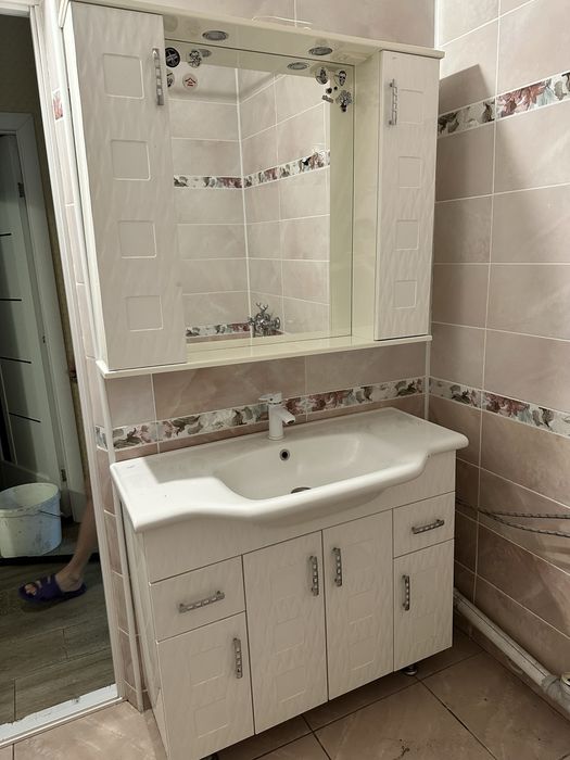 Продам раковину с тумбой