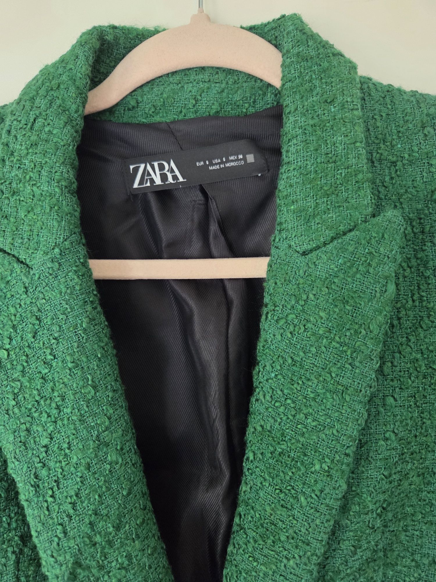 Жесток издължен блейзър ZARA.
Размер ХС.
Подходящ за дънки и кецове.
В