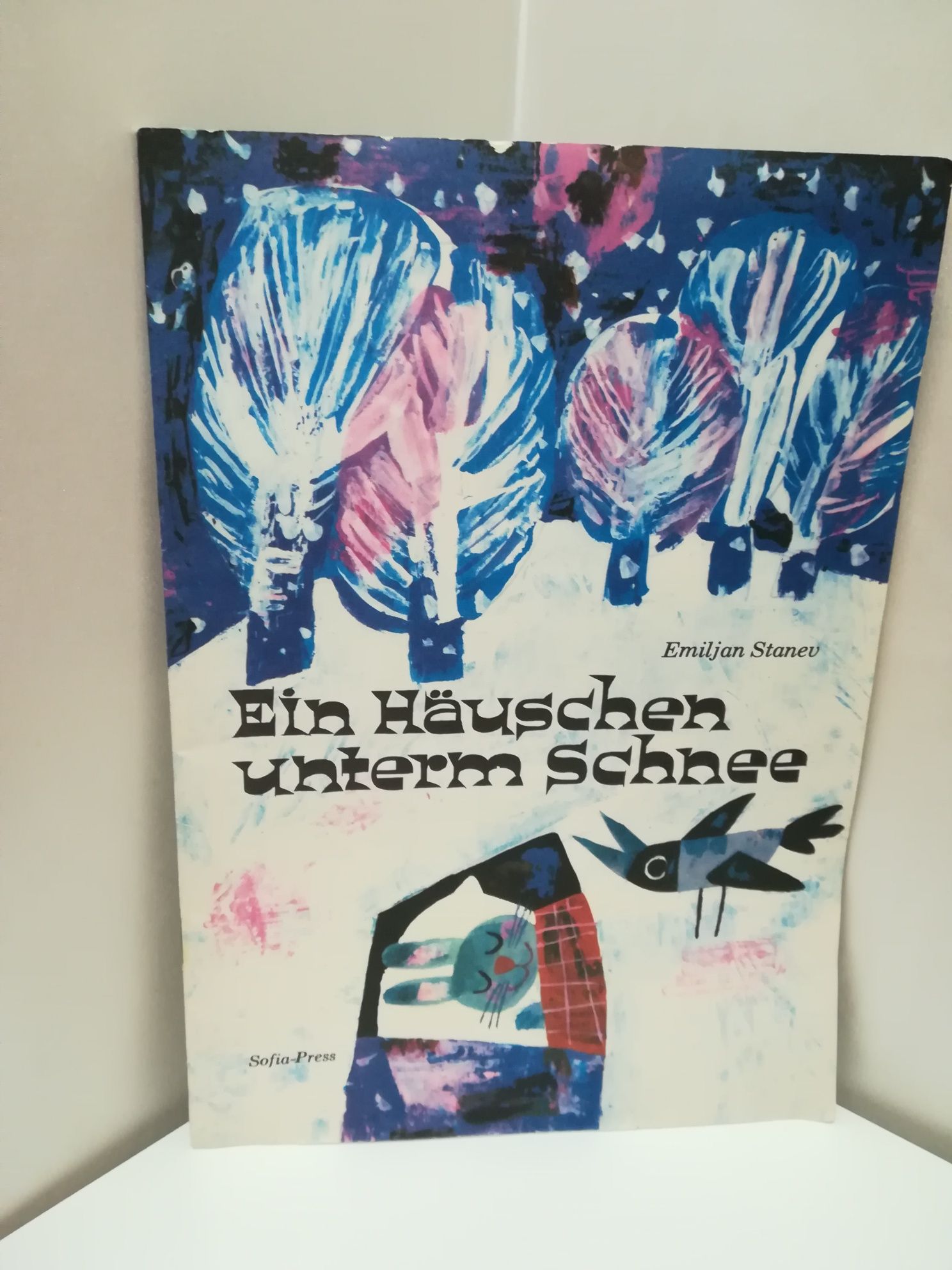 Книжка на немски език Къщичка под снега от Емилиян Станев