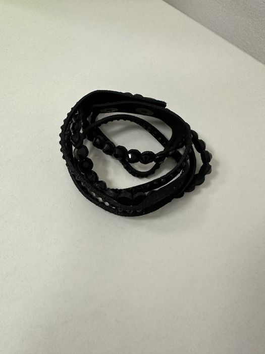 Черна wrap гривна с мъниста – бохо/рок стил