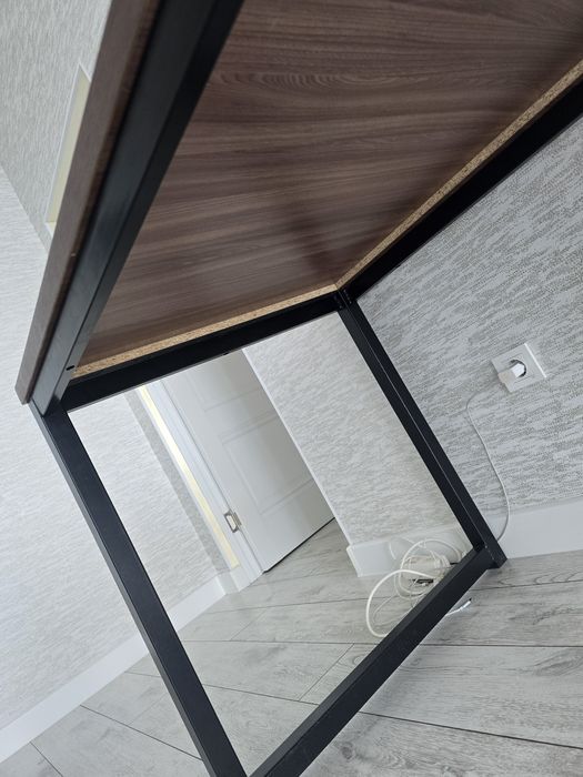 Стол в отличном состоянии.