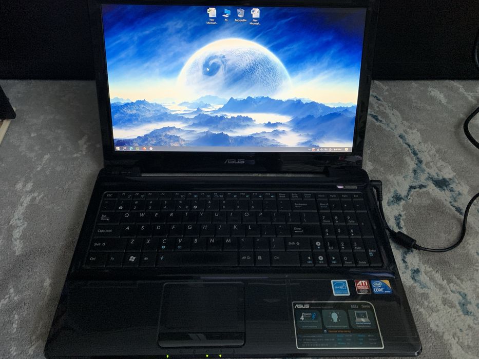 Laptop ASUS cu procesor i3