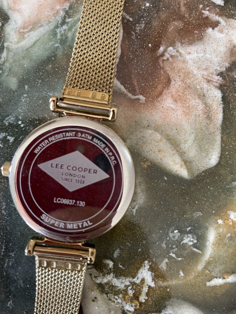 Дамски часовник Lee Cooper LC06937.130-златист