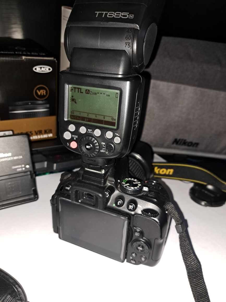 Vând Nikon D5300 cu Bliț Godox tt685