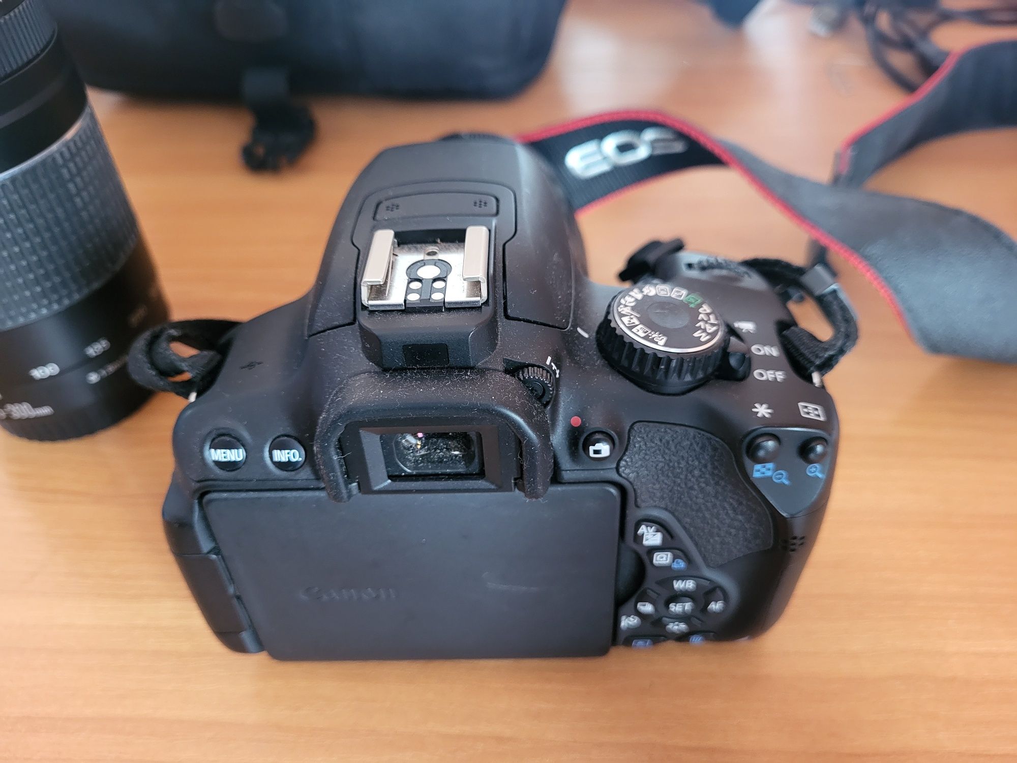 Продавам комплект фотоапарат Canon EOS 650D