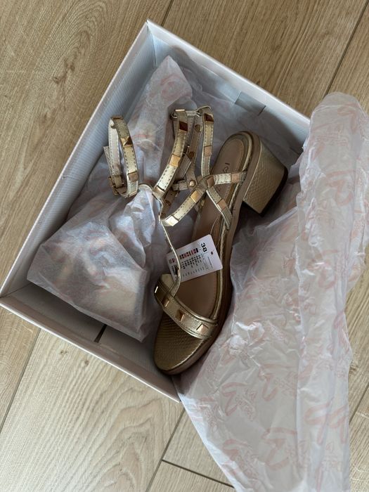 Сандали златисти Dee Zee, нови с етикет, номер 38