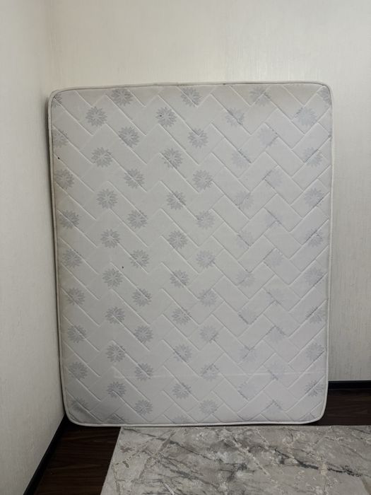 Продается матрас в хорошем состоянии