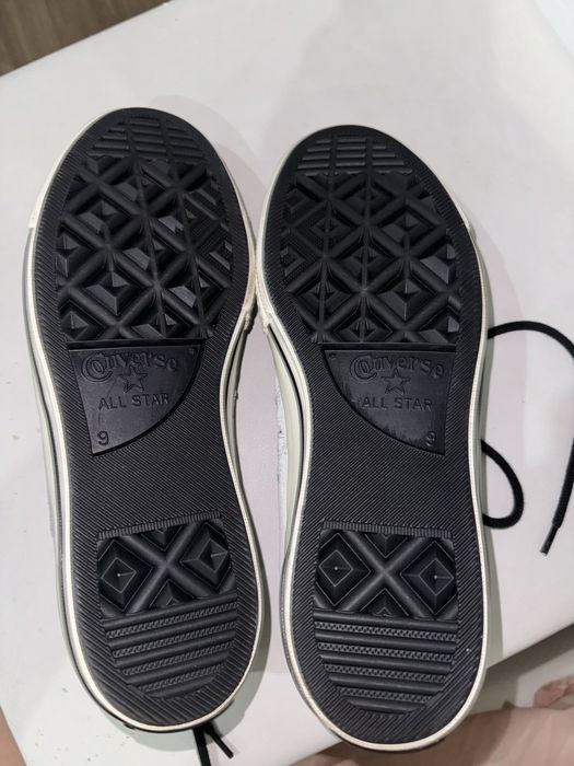 Converse, noi, in stare perfectă, nepurtați.