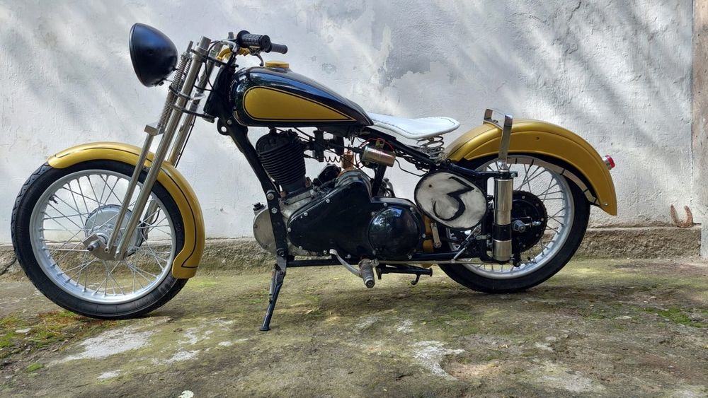 De vanzare motocicleta veche anii 30 triumph tiz norton bsa