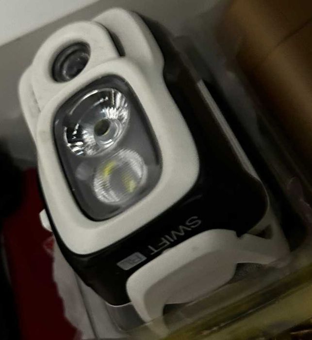 Lanterna frontala PETZL SWIFT RL 900 lumeni