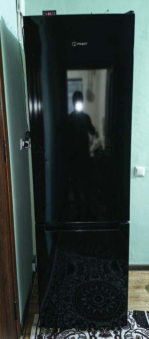 Indesit xolodilnik sotiladi. Holati idealniy.