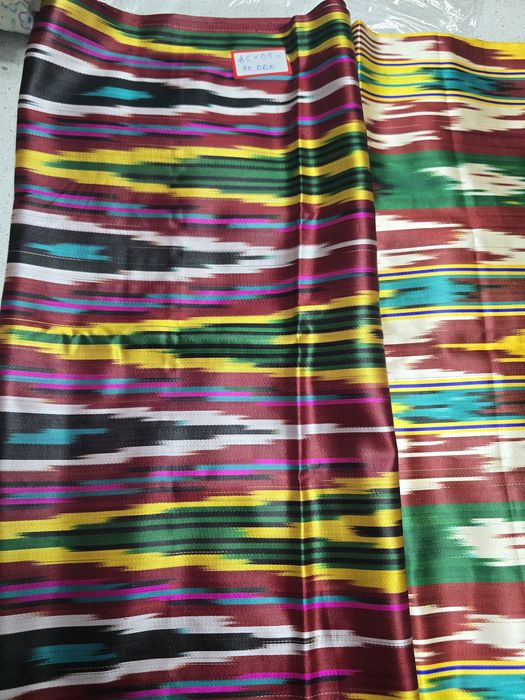 Отрезы атласной ткани