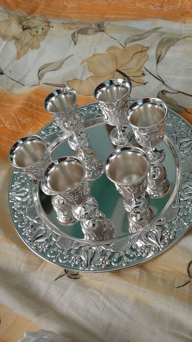 Set argintat compus din 6 pahare si tavita