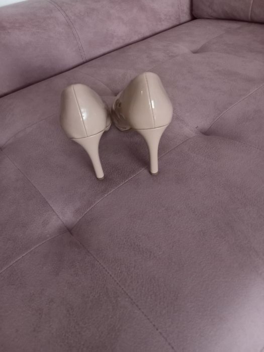 Обувки с ток,телесен цвят