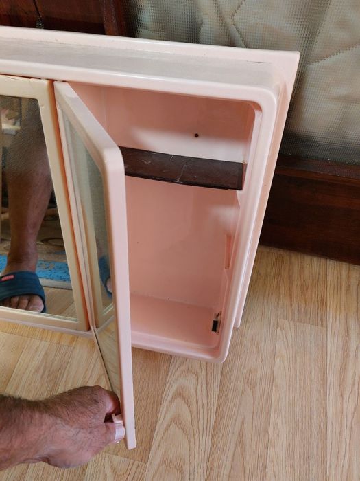 Продавам употребявано шкафче за баня.