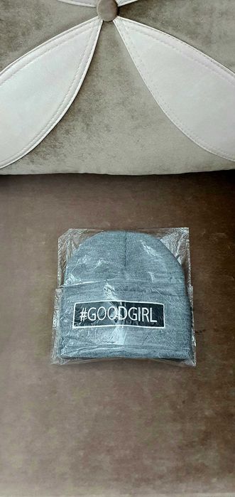 Căciulă/Fes de culoare gri - #GOODGIRL - NOUĂ