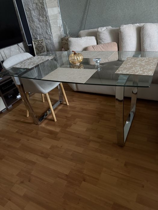 Трапезна маса със стъклен плот