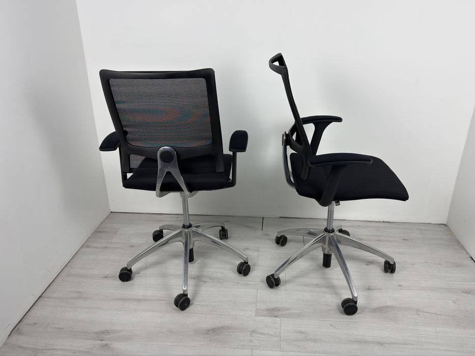 Столове за конферетна за с черна мрежеста облегалка за вашето удобство