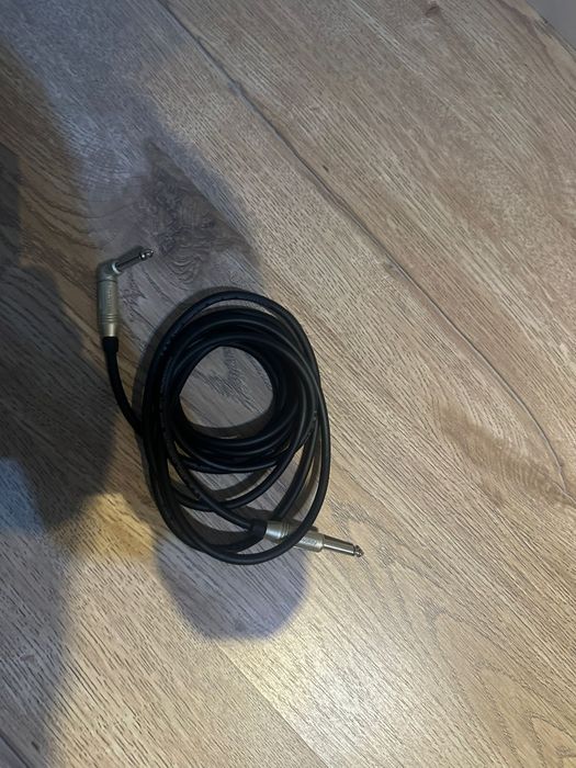 Pachet: chitara electrica, acordor, cablu si amplificator