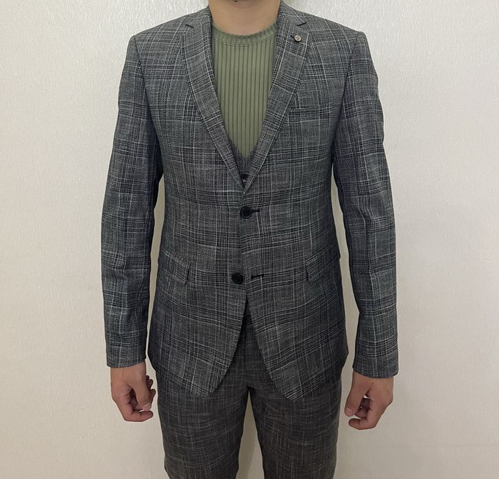 Продам костюм-тройку (турецкий, размер 46 / M)