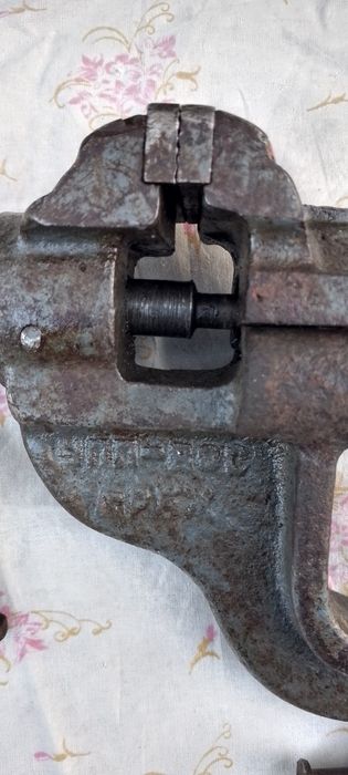 Тиски СССР средние слесарные